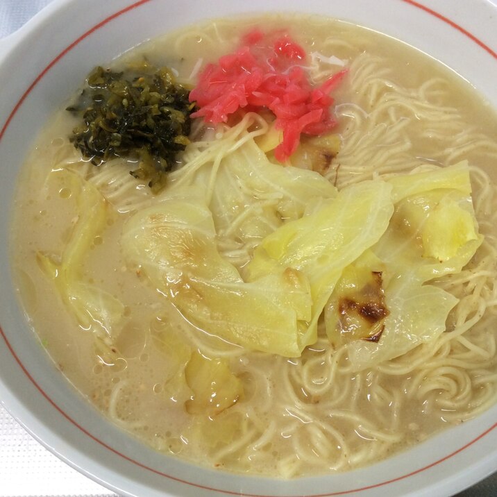 フライパンで野菜炒め乗せ即席とんこつラーメン